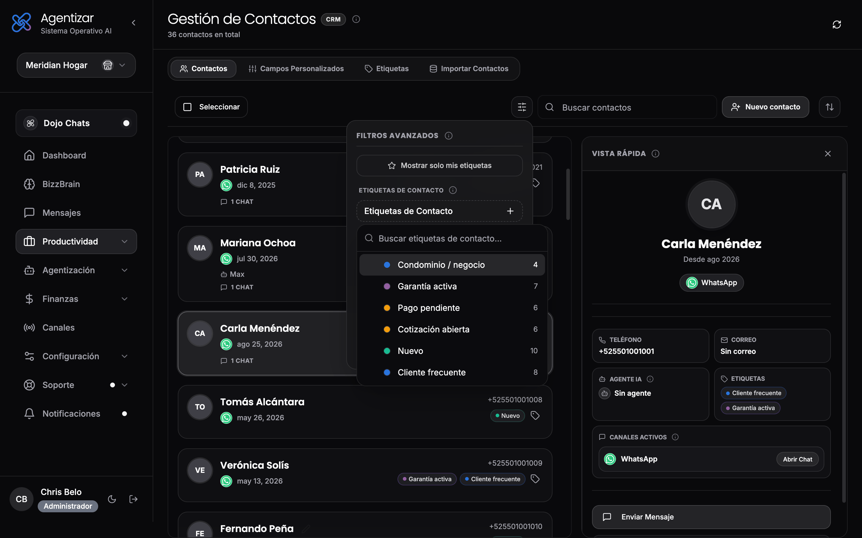Lista de contactos de Agentizar en modo oscuro, organización demo Meridian Hogar, con el panel de filtros avanzados abierto y el buscador de etiquetas de contacto desplegado: Condominio / negocio, Garantía activa, Pago pendiente, Cotización abierta, Nuevo y Cliente frecuente, cada una con su número de contactos; a la derecha, la vista rápida de Carla Menéndez con teléfono, etiquetas y WhatsApp activo.