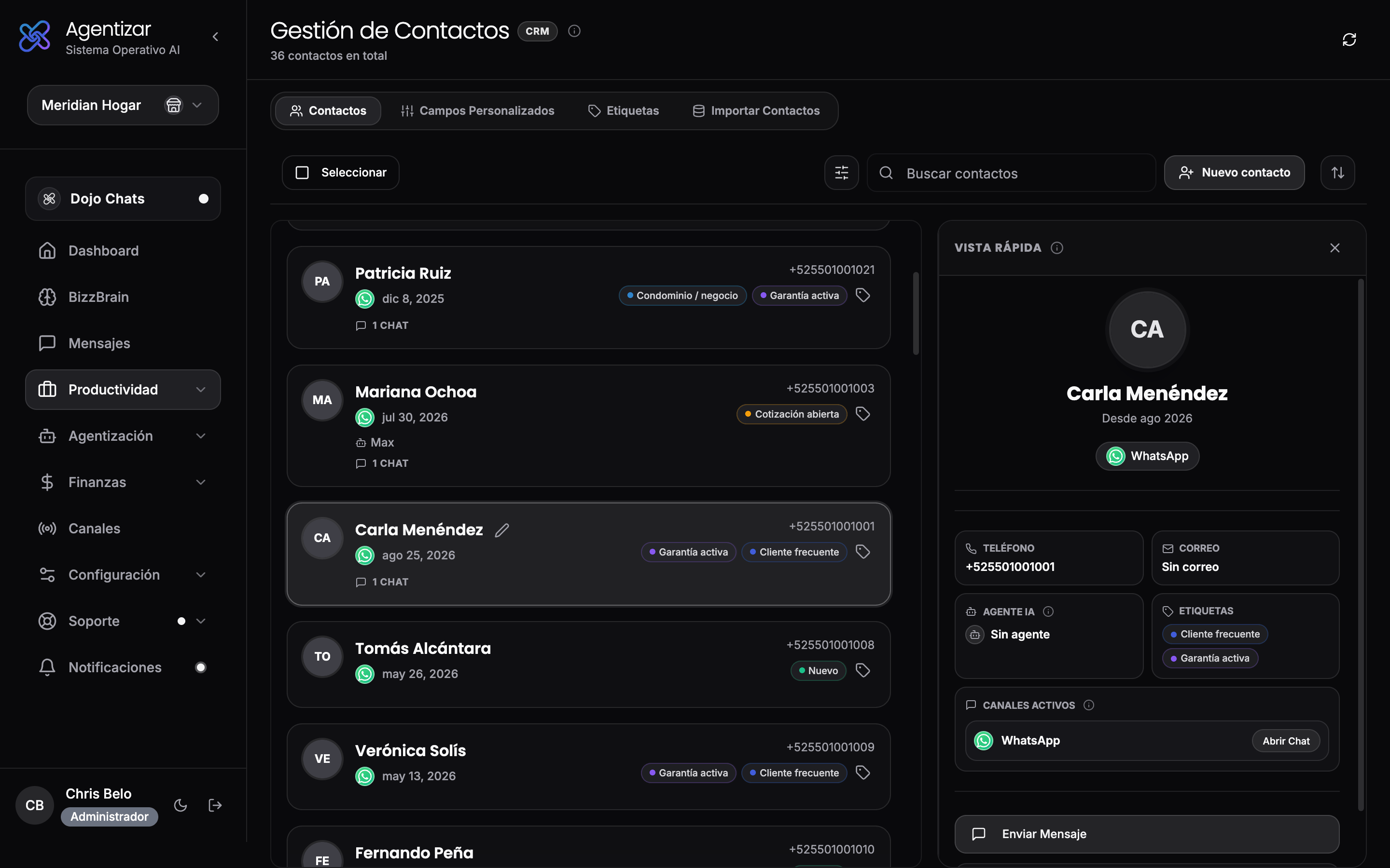 Módulo de gestión de contactos de Agentizar en modo oscuro, organización demo Meridian Hogar: lista de contactos con etiquetas de color (Garantía activa, Cliente frecuente, Cotización abierta, Nuevo) y el panel de vista rápida de Carla Menéndez con teléfono, etiquetas y canal WhatsApp activo.